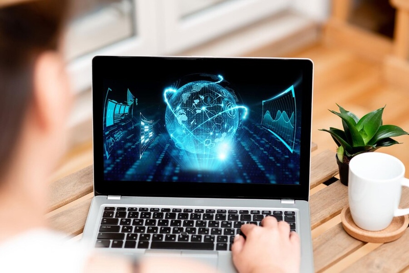 Файл:Midsection-man-using-smart-phone-table 1048944-870960.jpg