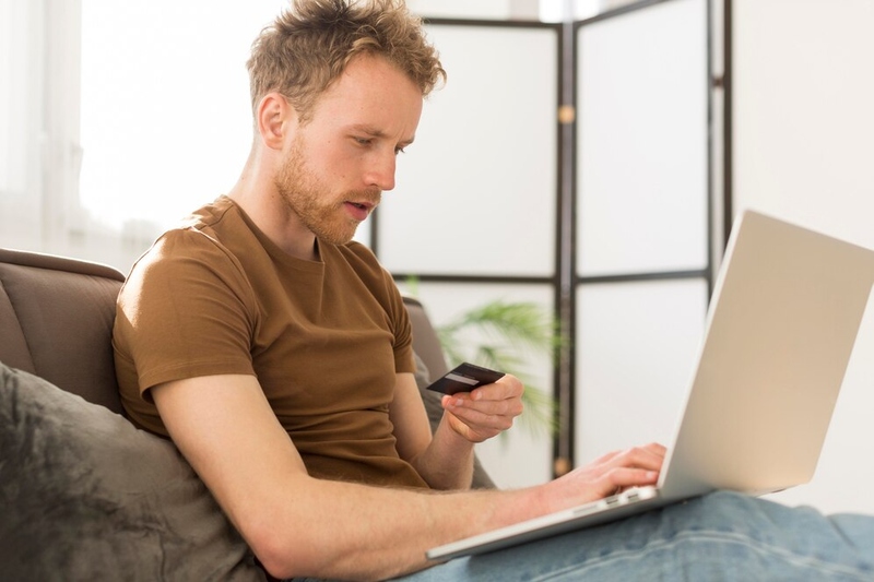 Файл:Medium-shot-man-paying-with-card 23-2148539833.jpg