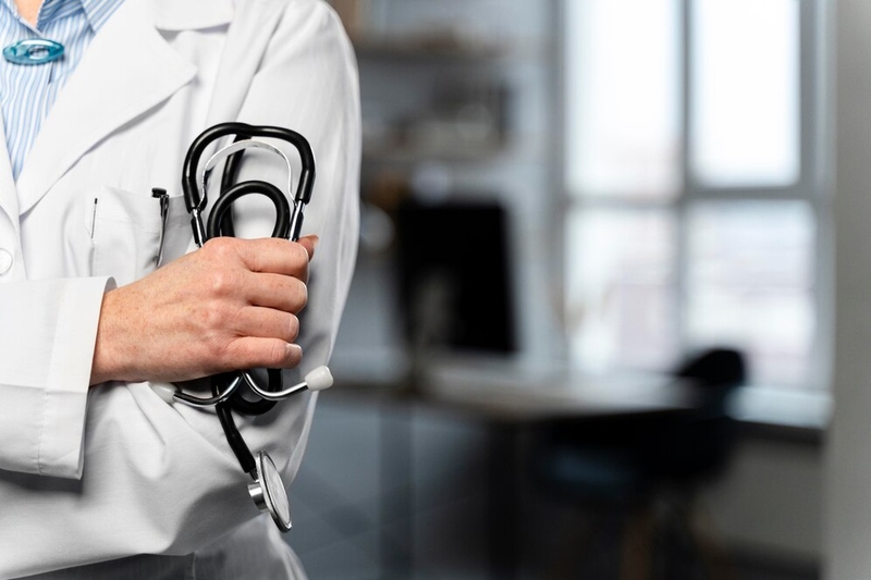Файл:Front-view-female-doctor-holding-stethoscope-with-copy-space 23-2148847617 (1).jpg