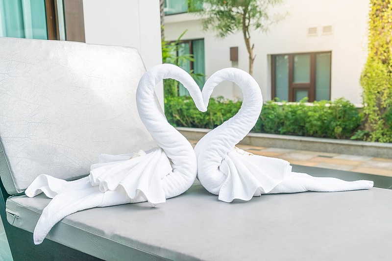 Файл:Close-up-view-two-nice-towels-swans-bed 1339-3996.jpg