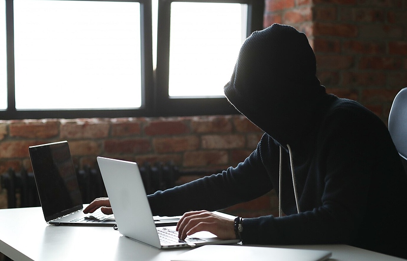 Файл:Hacker-man-laptop 144627-25502.jpg