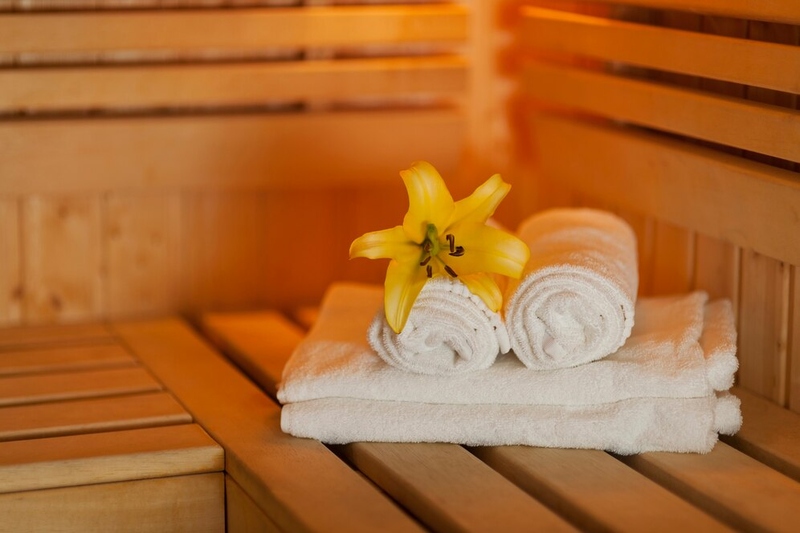 Файл:Close-up-fresh-towels-yellow-lily-sauna 329181-1877.jpg