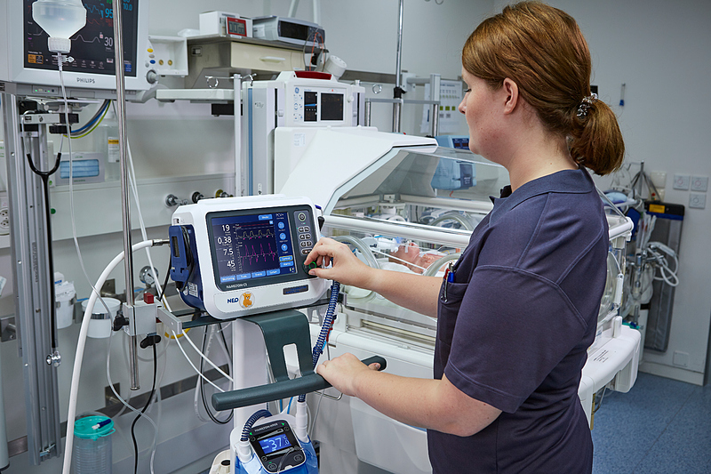 Файл:Hamilton-c1 neo with nurse.jpg