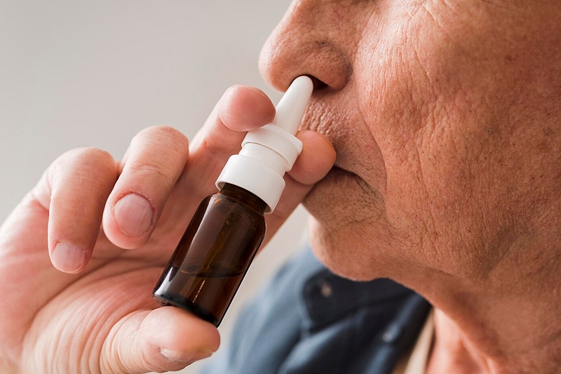 Файл:Close-up-old-man-using-nasal-spray 23-2148704973.jpg